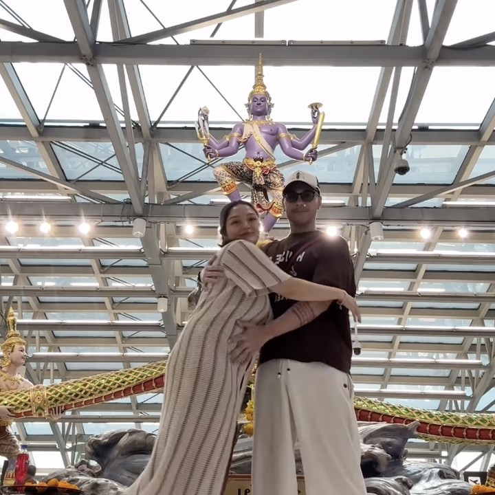 <p>Kris juga kerap menunjukkan rasa sayang dengan memeluk sang istri beserta baby bump yang terlihat semakin membesar. Semoga bumil selalu sehat hingga saatnya melahirkan tiba ya. (Foto: Instagram @krisjianabah)</p>