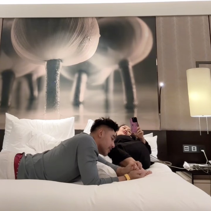<p>Tak hanya menuruti keinginan atau ngidam Siti Badriah, sang suami juga nampak memanjakan Siti dengan memijat kakinya. Bagi seorang ibu hamil, ini tentunya menjadi momen yang membahagiakan ya. (Foto: Instagram @krisjianabah)</p>