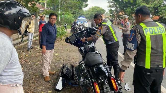 Bendum Demokrat Renville Antoni meninggal dalam kecelakaan yang melibatkan kendaraan pikap di Situbondo, Jatim, Jumat (14/2).