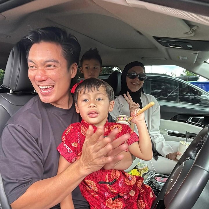 <p>Dari beberapa foto tersebut, kedua putranya tampak bahagia sekali. Baim menyebutkan bahwa kebahagiaan Kiano dan Kenzo adalah prioritasnya sebagai orang tua. “Prioritas utama selalu kebahagiaan anak-anak. Apapun yang terjadi mereka tetap mendapatkan kasih sayang dari kedua orang tua,” ungkapnya. (Foto: Instagram@baimwong)</p>