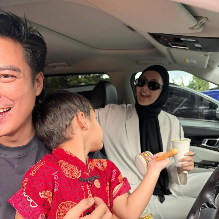 <p>Usut punya usut, foto itu diabadikan saat mereka sedang merayakan Tahun Baru Imlek bersama. “Seharian kumpul-kumpul berempat menyambut CNY (<em>Chinese New Year</em>), 27 Januari 2025,” tulis Baim, dikutip dari laman <em>Instagram@baimwong.</em> (Foto: Instagram@baimwong)</p>