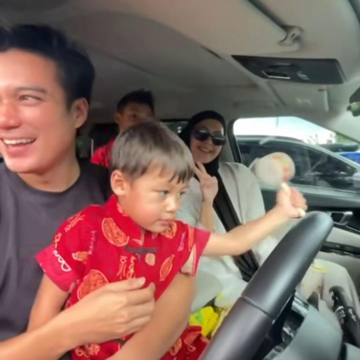 <p>Momen itu dibagikan langsung oleh Baim melalui beberapa foto yang diunggah di akun Instagram pribadinya. Pada postingan itu, Baim dan Paula bersama kedua anaknya tengah berada di dalam mobil. (Foto: Instagram@baimwong)</p>