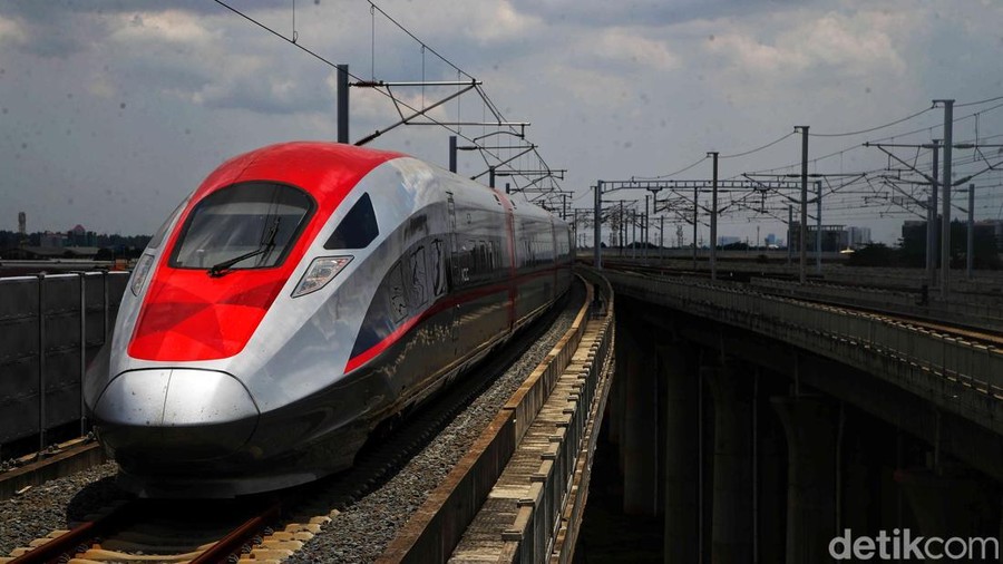 Suasana peluncuran kartu pelanggan dan merchandise kereta Whoosh di Stasiun Kereta Cepat Halim&comma; Jakarta Timur&comma; Jumat &lpar;14&sol;2&sol;2024&rpar;&period;