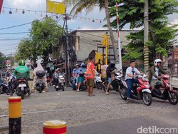 Berdiri Siang-Malam, Penjaga Palang Kereta Bisa Dapat Duit Berapa?