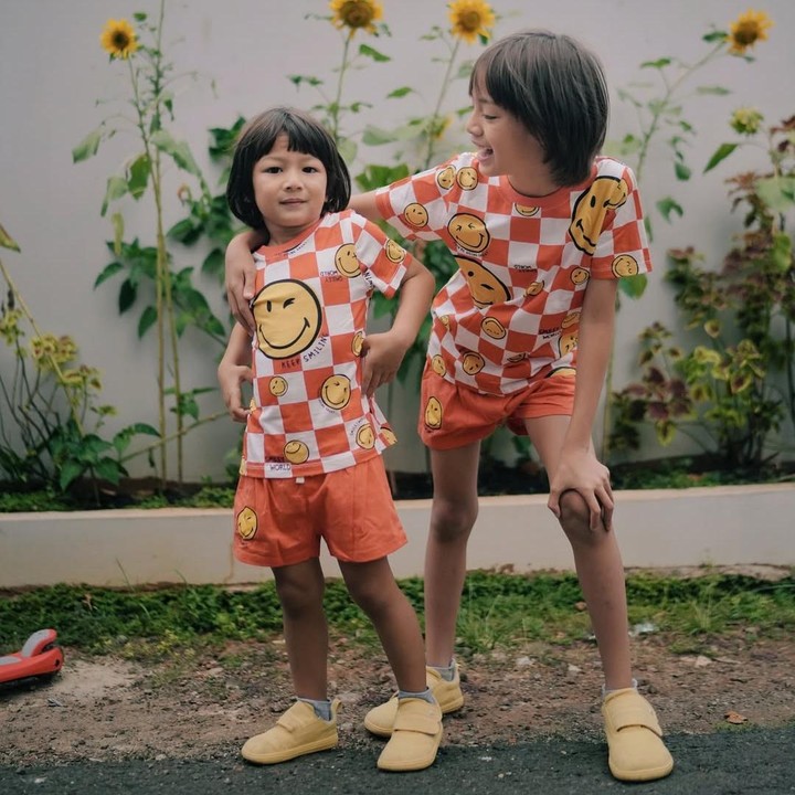 <p>Sabai sendiri aktif membagikan momen kebersamaan dengan Mars melalui laman Instagram. Tidak hanya dekat dengan dirinya dan sang suami, Mars juga sangat lengket dengan kakaknya, Bjorka Dieter Morscheck. (Foto: Instagram: @sabaidieter)</p>