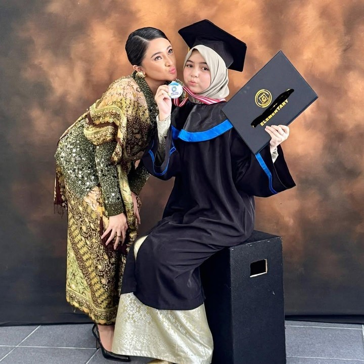 <p>"Rukun dan kompak selalu ya Kak Chaca dan Kak Nesya," ungkap seorang netizen dengan emotikon hati. "Sienna beruntung banget punya Ibu kandung dan Ibu sambung yang sama-sama mencintai dia dengan tulus," kata netizen lainnya. (Foto: Instagram: @marshanda99)</p>