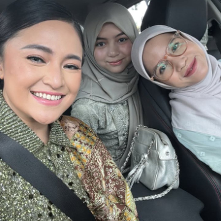 <p>Marshanda dan Sienna tampil cantik mengenakan kebaya dengan sentuhan warna hijau dan olive. Sementara itu, Ines terlihat menawan dengan setelan biru muda. (Foto: Instagram: @marshanda99(</p>