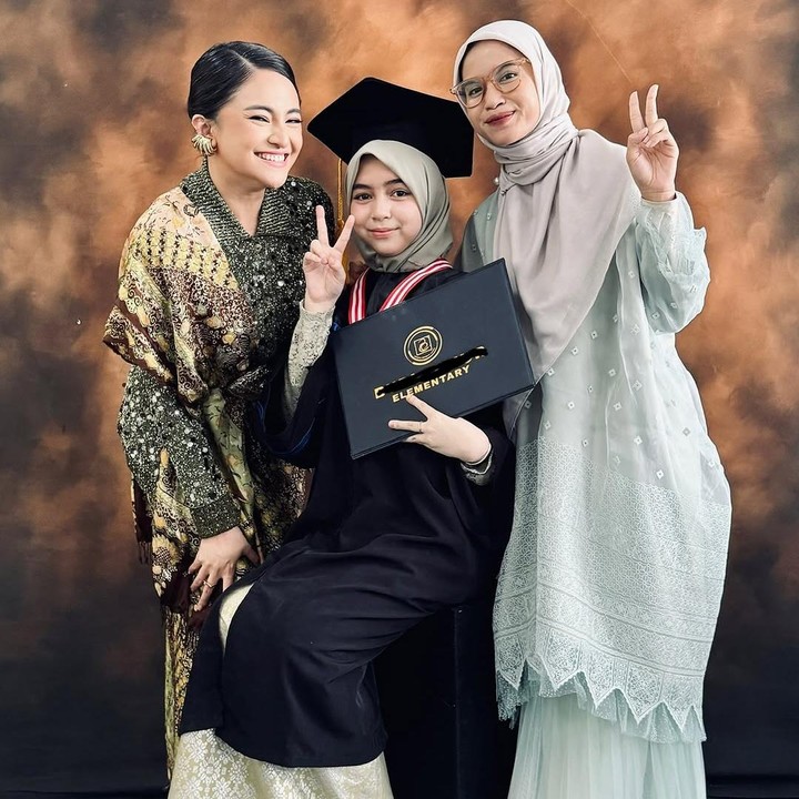 <p>Banyak netizen yang turut berbahagia melihat kekompakkan Marshanda dan keluarga. Tidak sedikit yang berdoa agar Marshanda dan Ines selalu rukun dan terus memberikan cinta kepada Sienna. (Foto: Instagram: @marshanda99)</p>