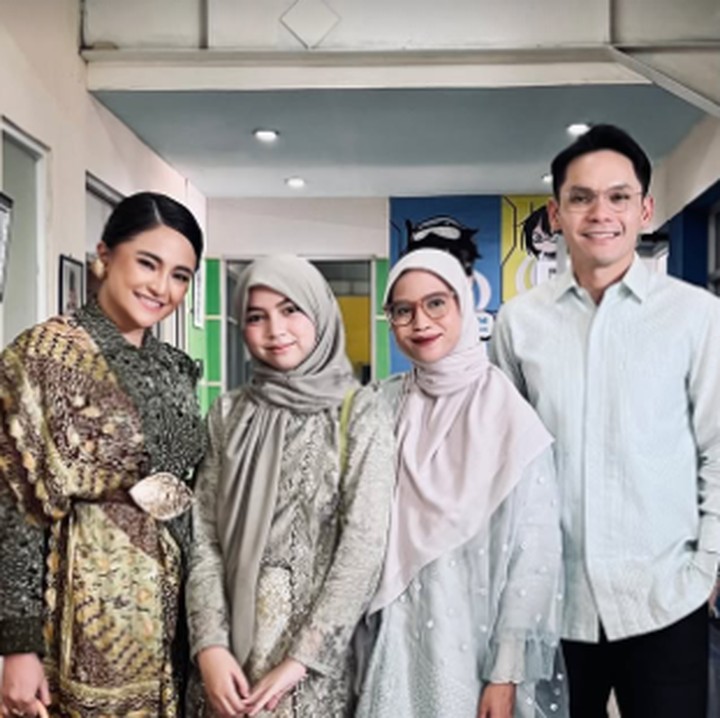 <p>Saat acara wisuda, Marshanda dan Ben menyempatkan waktu untuk hadir. Tidak hanya itu, sang Ibunda sambung, Nesya Ayu Nabila (Ines), pun turut serta menyaksikan kelulusan Sienna. (Foto: Instagram: @marshanda99)</p>