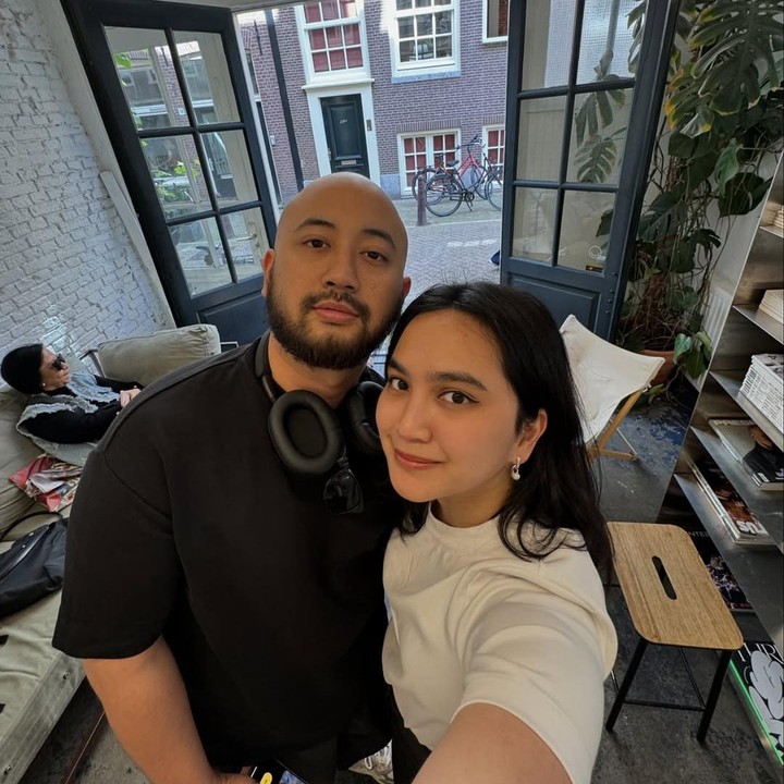<p>"Semoga rumah tangga kalian senantiasa langgeng dan sampai akhir hayat, aminn," ungkap seorang netizen dengan emotikon hati. "Semoga langgeng terus, happy terus," kata netizen lainnya. (Foto: Instagram: @auroramanda95)</p>