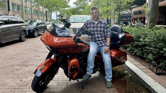 Bendum Partai Demokrat, Renville Antonio, tewas dalam kecelakaan lalu lintas yang melibatkan motor gede (moge) yang dikendarainya dan sebuah mobil pikap.
