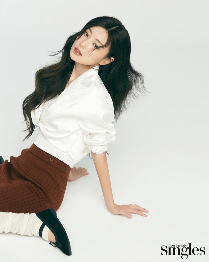 Setelah kontrak dengan IZ*ONE berakhir, Kang Hye Won pun terpilih sebagai model untuk majalah Korea dan berbagai brand, mulai dari fashion, kecantikan, parfum, hingga bintang iklan./ Foto: instagram.com/hyemhyemu