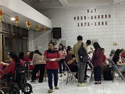 Cap Go Meh Bareng Valentine, Panitia Imlek di Semarang Bagikan Cokelat