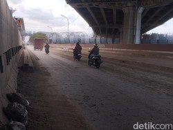 Keluhan Warga Dekat JIS Gara-gara Jalan Diselimuti Debu Beterbangan