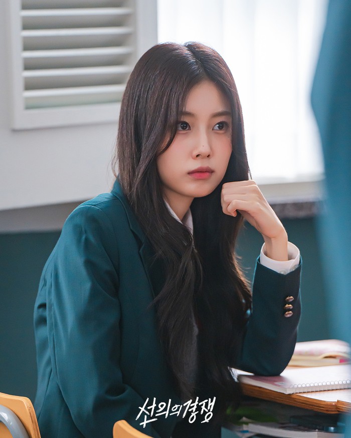 Terbaru, Kang Hye Won comeback dalam drama adaptasi webtoon bertajuk Friendly Rivalry yang telah tayang sejak Senin, (10/2) lalu. Ia berperan sebagai Joo Ye Ri, siswi sekaligus ‘ratu gosip’ di Chaehwa Girl’s High School./ Foto: soompi.com