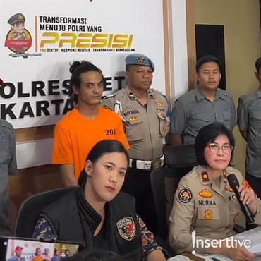 Vadel Badjideh Senyum & Diam Seribu Bahasa Saat Perdana Pakai Baju Tahanan