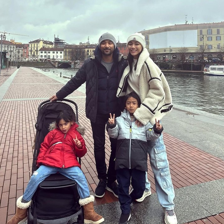 <p>Keluarga seleb yang satu ini juga sering kali menghabiskan waktu bersama. Bahkan, mereka baru saja menikmati liburan di Italia. "Apa kabar? Kami senang bisa kembali ke sini, terutama membawa serta anak-anak," tulis Whulandary. (Foto: Instagram@whulandary)</p>