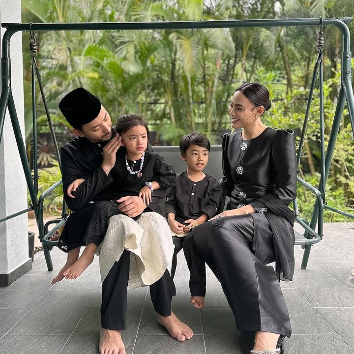 <p>Bahkan, rumah tangga Whulandary dan suami kini diwarnai dengan kehadiran kedua anak. Mereka adalah Nik Zayn Nik Ibrahim yang berusia 6 tahun dan Nik Siti Amilie berusia 4 tahun. (Foto: Instagram@whulandary)</p>