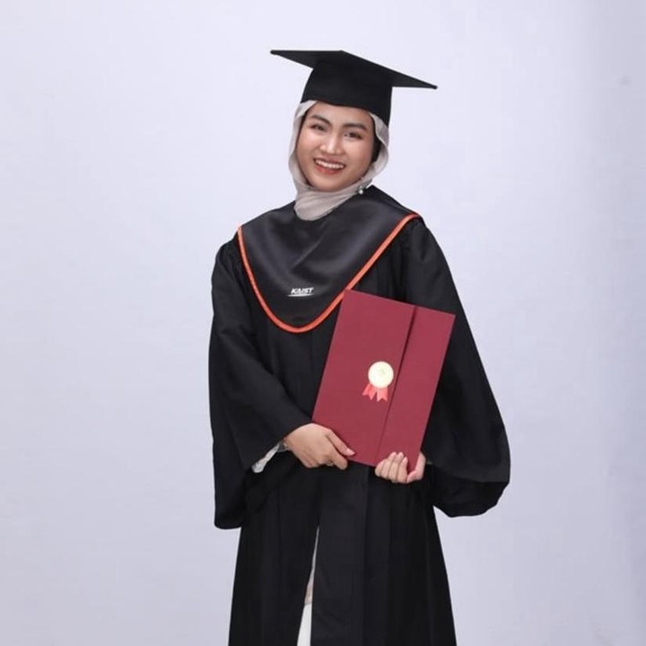 <p>Kebahagiaannya itu juga dirayakan oleh sang ayah dan kedua kakaknya, Sabrina Anggraini dan Nabila Sindi, yang turut hadir dalam upacara wisudanya secara langsung di Korea. (Foto: Instagram@xavieraaputri)</p>