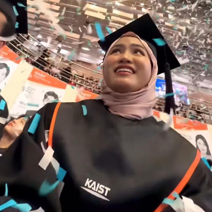 <p>Momen itu diketahui langsung melalui foto dan video yang diunggah langsung oleh Xaviera di akun Instagram pribadinya. "Xaviera resmi keluar dari KAIST," tulisnya, dikutip dari laman <em>Instagram@xavieraputri,</em> Jumat (14/2/2025). (Foto: Instagram@xavieraaputri)</p>