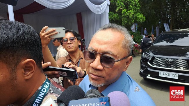 Menteri Koordinator Bidang Pangan Zulkifli Hasan menegaskan alokasi kredit usaha rakyat (KUR) untuk petani di 2025 sangat besar, yakni tembus Rp300 triliun.