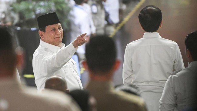 Presiden Prabowo Subianto melarang kadernya meneriakkan dukungan untuknya maju sebagai presiden dua periode karena belum genap menjabat setahun.