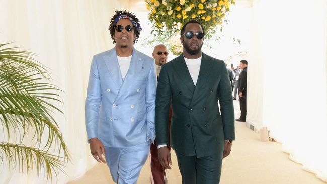 Seorang perempuan yang sebelumnya gugat Jay-Z dan Sean 'Diddy' Combs atas dugaan pemerkosaan remaja, mencabut gugatannya tanpa alasan.