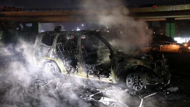 Kendaraan pasukan penjaga perdamaian PBB di Lebanon dibakar saat ada aksi memblokir jalan menuju bandara Beirut.