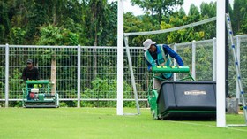 Dua pekerja melakukan perawatan rumput lapangan di Training Center PSSI di Ibu Kota Nusantara (IKN), Penajam Paser Utara, Kalimantan Timur, Jumat (14/2/2025). Pembangunan Training Center PSSI tahap pertama telah selesai dan akan dilanjutkan untuk pem