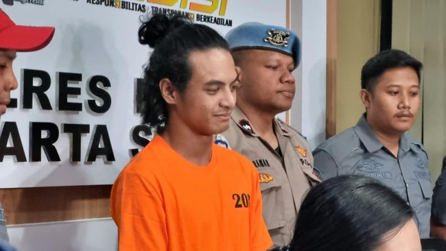 Vadel Badjideh memperlihatkan ekspresi tak terduga saat dirilis dalam konferensi pers penahanan oleh Polres Metro Jakarta Selatan pada Jumat (14/2) malam.