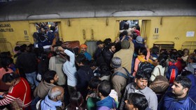 FOTO: Penampakan Insiden Berdesakan di Stasiun New Delhi, 18 Tewas