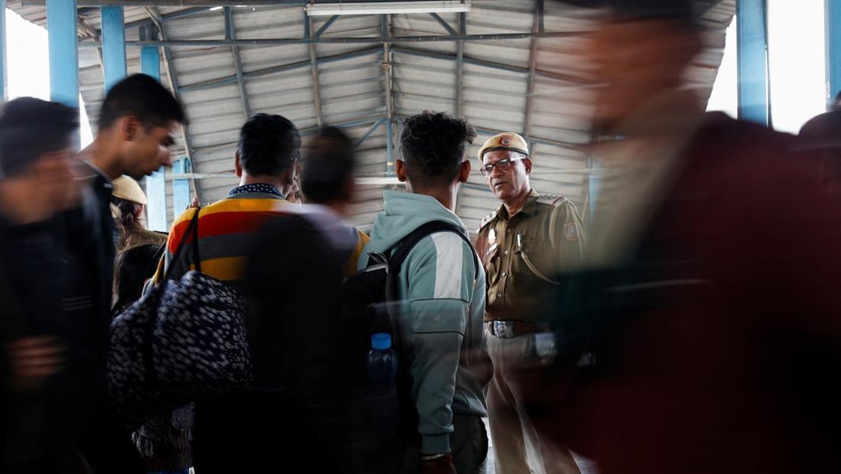 FOTO: Penampakan Insiden Berdesakan di Stasiun New Delhi, 18 Tewas