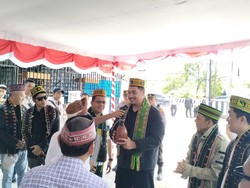 Ritual Adat Manggarai Sambut Duel Badminton 4 Artis Vs Taufik Hidayat