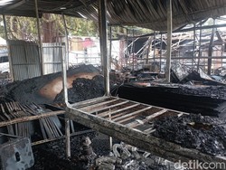 Gudang Barang Bekas di Jalan Nikel Makassar Terbakar Diduga Akibat Korsleting