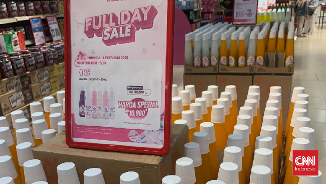 Sirup berperisa ramai diburu pengunjung Transmart Full Day Sale pada hari ini, Minggu (16/2).