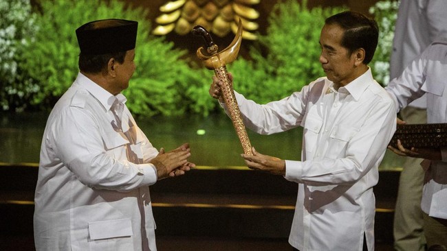 Presiden ke-7 RI Joko Widodo memuji Presiden Prabowo Subianto sebagai presiden paling kuat di dunia karena tidak ada pihak yang berani mengkritiknya.