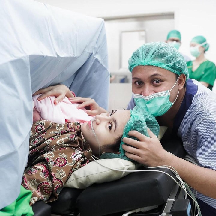 <p>Sebelumnya diketahui, penyanyi 24 tahun ini baru saja melahirkan anak pertama yang diberi nama Zairee Selina Quinly Kareema Febian pada 15 Februari 2025. (Foto: Instagram @mahaliniraharja @rizkyfbian)</p>
