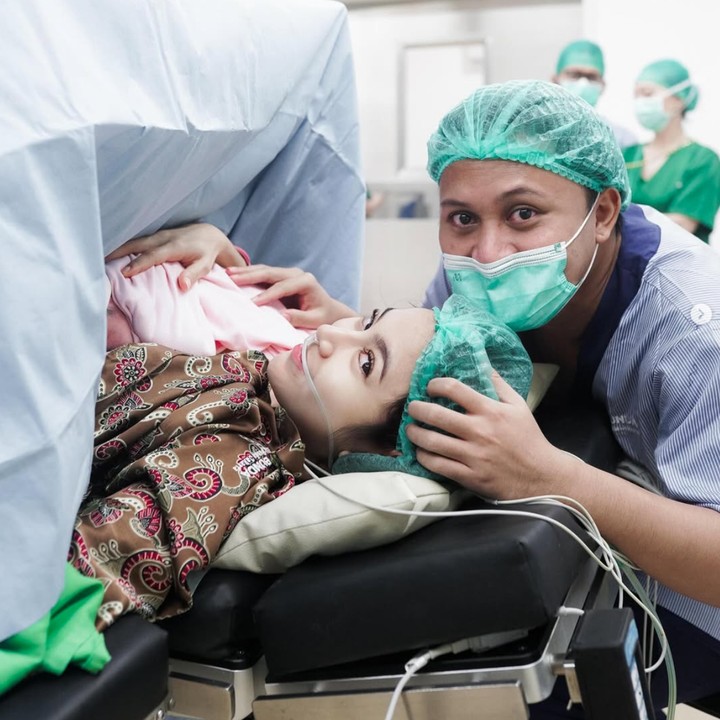 <p>Penyanyi sekaligus istri Rizky Febian, Mahalini, mengumumkan kehamilan pertamanya di awal bulan Januari 2025. Mahalini juga ternyata sudah hamil tujuh bulan saat mengumumkan kabar bahagia ini, Bunda. Nah, pada 15 Februari 2025, Mahalini melahirkan anak pertamanya yang berjenis kelamin perempuan. Putri kecil Rizky Febian dan Mahalini ini diberi nama Zairee Selina Quinlyn Kareema Febian. (Foto: Instagram/@rizkyfbian/@mahaliniraharja)</p>