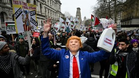 FOTO: Ribuan Warga London Tolak Ide Trump Gusur Warga Palestina