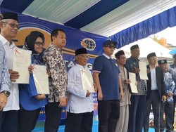Menteri Nusron Serahkan SHGB ke Warga Kampung Nelayan Muara Angke