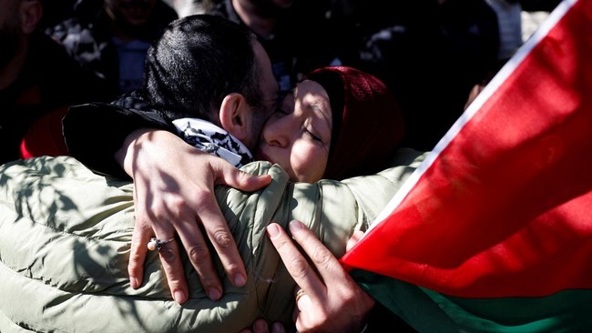 FOTO: Momen Kepulangan 369 Tahanan Palestina Usai Dibebaskan Israel