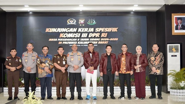 Wakil Ketua Komisi III DPR RI, Dede Indra Permana Soediro, menyoroti tingginya persentase vonis bebas dalam kasus-kasus yang ditangani Kejati Kalimantan Barat.