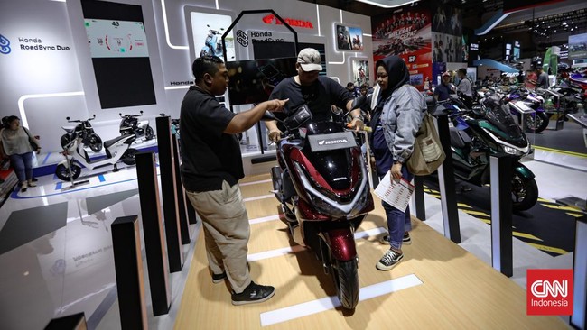 Data Asosiasi Industri Sepeda Motor Indonesia mencatat, wholesales atau distribusi dari pabrik ke dealer April hanya 406.691 unit, sedangkan Maret 541.684 unit.