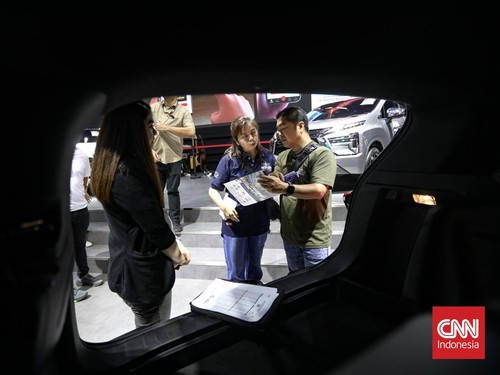 Suasana Stand Mitsubishi di Indonesia International Motor Show (IIMS) 2025 di JIExpo Kemayoran, Jakarta, Minggu 16 Februari 2025. (CNN Indonesia/ Adi Ibrahim)