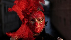 FOTO: Para Pengunjung Misterius di Balik Topeng Karnaval Venesia