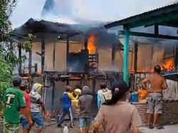 Video: Kebakaran 2 Rumah Warga di Polman Sulbar, 8 Ekor Kambing Ikut Terbakar