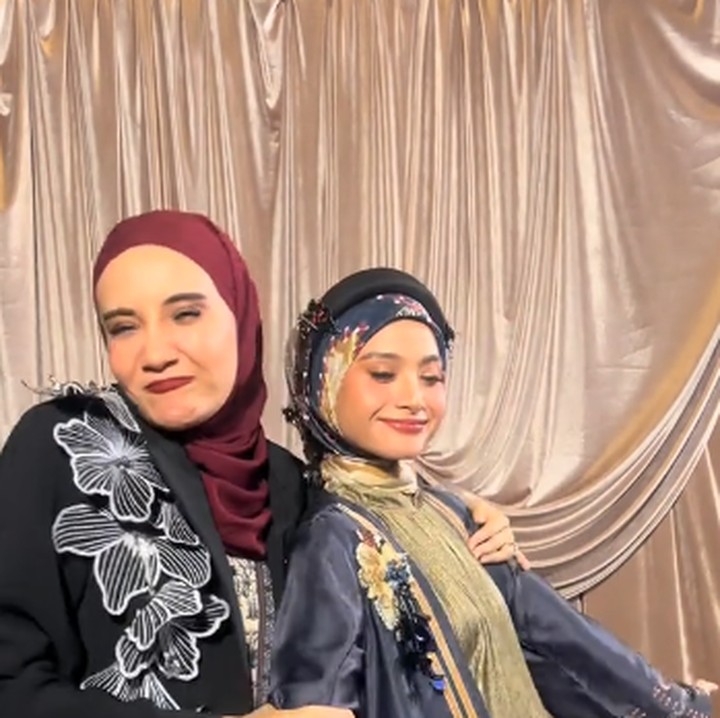 <p>Zaskia tampak membetulkan hijab serta <em>head piece</em> yang dikenakan oleh Acha. Tidak hanya itu, ia juga memuji kecantikan Acha, Bunda. "Dah dah, cantik banget," katanya seraya memeluk Acha. (Foto: TikTok: @zaskiasungkarjakarta)</p>