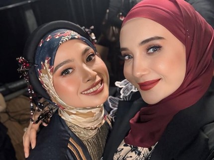 5 Potret Keakraban Acha Septriasa & Zaskia Sungkar, Jadi Model Runway untuk Brand Fashion Milik Istri Irwansyah