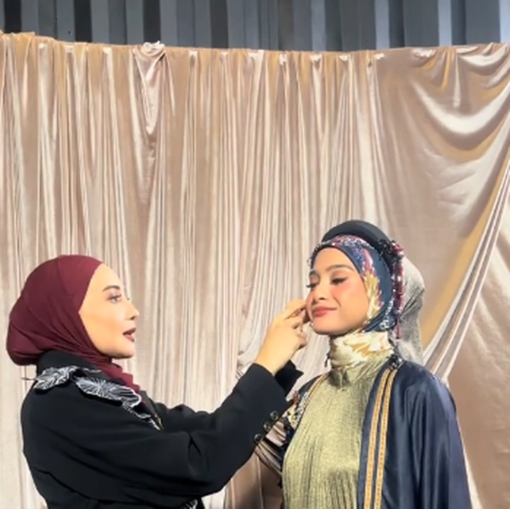 <p>Selama acara, Zaskia terlihat sangat akrab dengan mantan kekasih suaminya itu. Keduanya bahkan terlihat berbincang di backstage sebelum acara dimulai. (Foto: TikTok: @zaskiasungkarjakarta)</p>