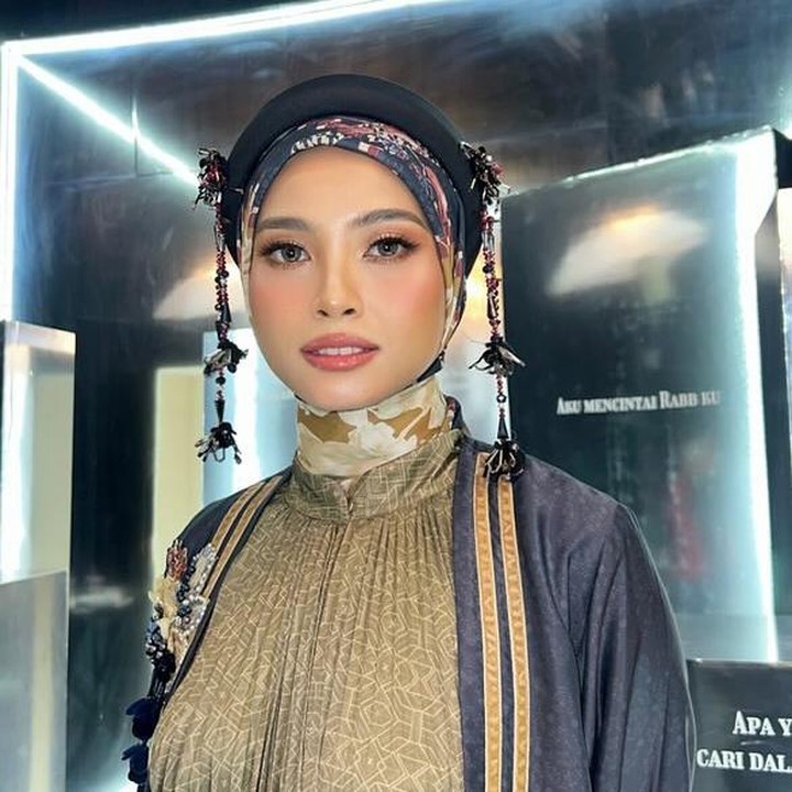 <p>Artis cantik Zaskia Sungkar kembali mengadakan fashion show untuk brand miliknya, Bunda. Kali ini, ia menggaet Acha Septriasa sebagai salah satu muse yang akan membawakan koleksi terbarunya. (Foto: Instagram: @septriasaacha)</p>